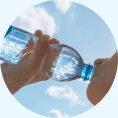 człowiek pijący wodę z butelki