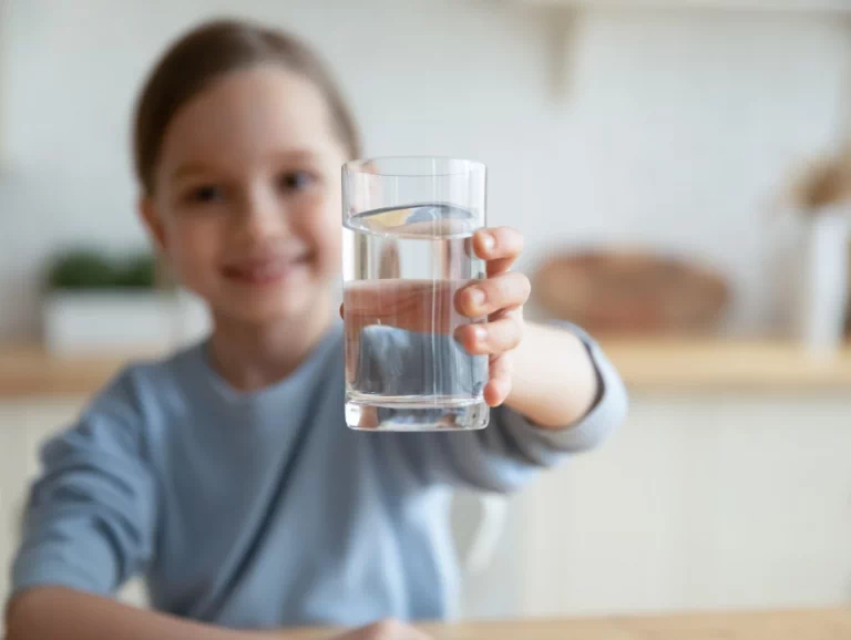 dziecko trzymające szklankę wody